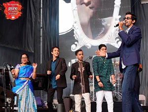 Vinod performing with other Indian singers at the Gaana Music Festival