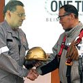 Raj presenting the Gold Hard Hat Award